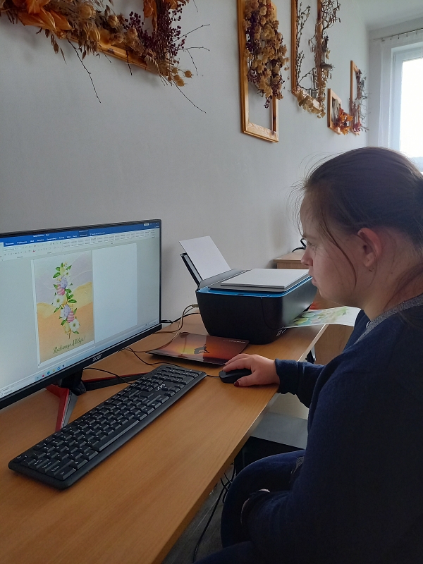 uczestniczka_zajec_komputerowych_przygotowuje_w_programie_canva_karte_okolicznosciowa.jpg [600x800]