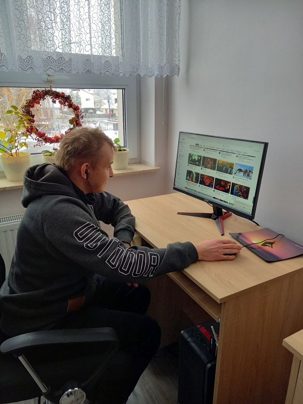 Marcin słucha muzykę na platformie Youtube [600x800]
