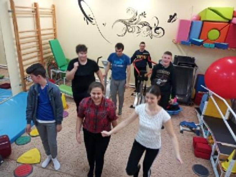 Uczniowie z klasy ósmej podczas zajęć fitness