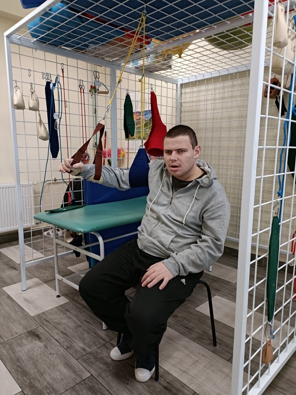 Krzysiek na zajęciach rehabilitacji [600x800]