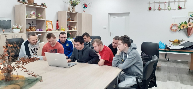 W sali przy stole siedzą uczestnicy programu Rehabilitacja 25 realizowanego w Specjalnym Ośrodku SzkolnoWychowawczym w Rudniku nad Sanem Uczestnicy siedzą na krzesłach przy stole a przed nimi leży laptop z włączonym programem multimedialnych ja i moje emocje Od lewej strony siedzą prowadzący p Łukaszpsycholog uczestnicy Dominik Grzegorz Dorian Filip Marcin Sebastian i Michał [800x370]