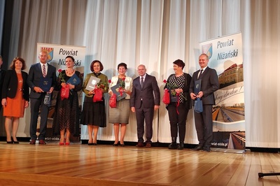 Uroczyste wręczenie nagród nauczycielom, przyznawane z okazji dnia Komisji Edukacji Narodowej.