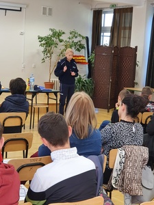 Policjantka na spotkaniu z uczniami naszej szkoły w auli.