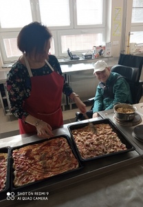 Uczennica klasy PDP  przygotowuje pizzę.