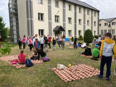 Uczniowie bawią się na placu szkolnym.