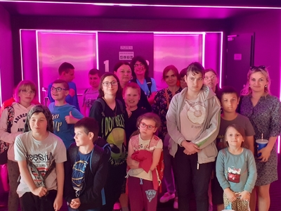 Uczniowie wraz z wychowawcami w kinie Helios