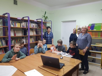 Klasy pani Krysi oraz pani Ewy podczas zajęć w bibliotece