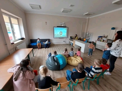 Pani Marta przedstawia prezentację wychowankom z oddziałów przedszkolnych pt.: "Chroń Przyrodę" w ramach wewnątrzszkolnego programu edukacji ekologicznej "Ekologia. To lubię!".