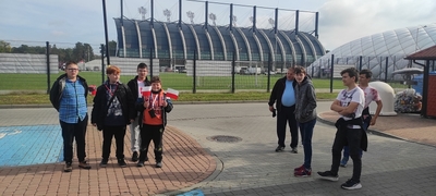 Chłopcy przed stadionem – czekamy na mecz