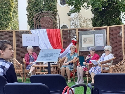 Na zdjęciu Panie z Polskiego Związku Emerytów, Rencistów i Inwalidów czytają poezję Adama Mickiewicza.
