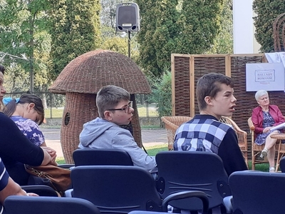 Zdjęcie przedstawia uczniów naszej szkoły, którzy słuchaja utworów Adama Mickiewicza.