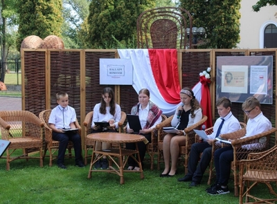 Na zdjęciu uczniowie Publicznej Szkoły Podstawowej im. ks. Jerzego Popiełuszki czytają ballady i romanse Adama Mickiewicza.