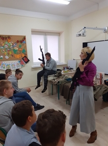 Na zdjęciu starsi uczniowie naszej szkoły oraz Pani, która w ciekawy sposób prowadzi
zajęcia. Ona i jeden z uczniów trzymają w rekach broń (karabin).