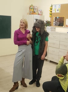 Na zdjęciu Pani Beata, prowadząca zajęcia stoi obok ucznia przebranego za wilka.