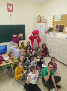 Na zdjęciu młodsze dzieci wraz ze „Smokiem Rzeszowskim”. Uczeń Dawid przebrany w
strój smoka.