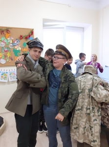 Na zdjęciu uczniowie Kacper i Filip, przebrani w stroje żołnierskie.