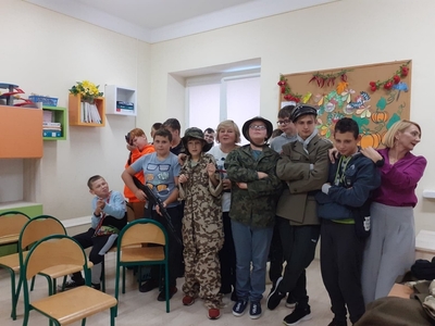 Zdjęcie grupowe - starsi uczniowie z Panią Beatą prowadząca warsztaty oraz z Panią bibliotekarką.