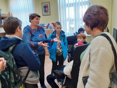 Na zdjęciu Pani bibliotekarka wita uczniów naszej szkoły w Miejskiej Bibliotece.
