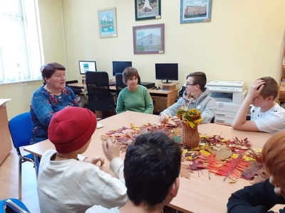 Bibliotekarka opowiada dzieciom o akcji Noc bibliotek. Wszyscy uważnie słuchają wypowiedzi Pani bibliotekarki.