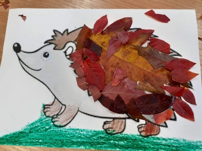 Praca plastyczna – jeż. Wykonana z kolorowych, suchych liści.