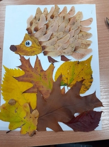 Praca plastyczna pt. „Jeż w liściach”. Praca wykonana z liści nazbieranych w parku