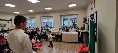 Uroczyste rozpoczęcie akademii – przemawia Dyrektor Pan Jacek Cieśla