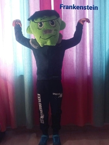 Wiktor prezentuje strój „Frankensteina”.