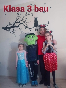 Na zdjęciu klasa 3 bau. Wszyscy przebrani za postacie z bajek – „Elza”, „Myszka Mickey”, „Frankenstein” i uśmiechnięta Pani Anetka.