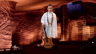 Krystian: Apollo- bóg poezji i sztuki.