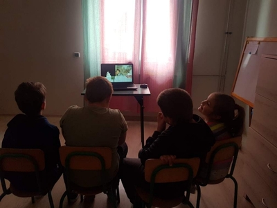 Uczniowie klasy III au podczas oglądania "Niebajki o Powstaniu Warszawskim"