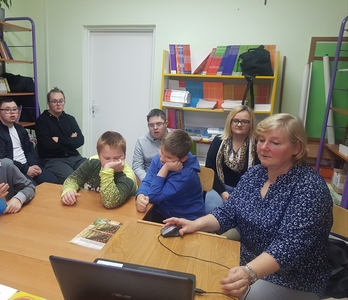Chłopcy, Pani Beata i Pani bibliotekarka zwiedzają 10 największy bibliotek na świecie.