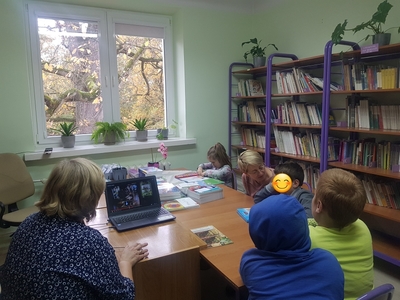 Na zdjęciu Pani bibliotekarka i klasa 3au zwiedzają ciekawe muzea w formie on-line.