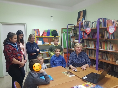 Pani Wiesia prezentuje młodszym i starszym uczniom muzea i biblioteki