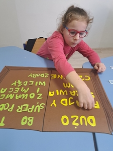 Ania przykleja litery.