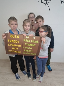Klasa 3 bau prezentuje swój plakat promujący czytelnictwo „Dużo frajdy sprawia nam czytanie, bo to super podróżowanie i mega wiedzy zdobywanie”.