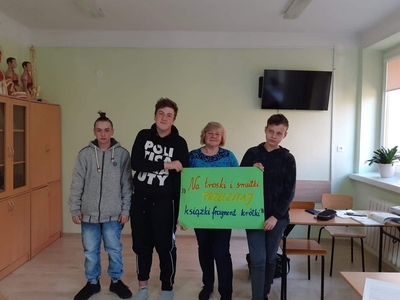 Klasa 8 aul prezentuje plakat promujący czytelnictwo „ Na troski i smutki, przeczytaj fragment książki krótki.”