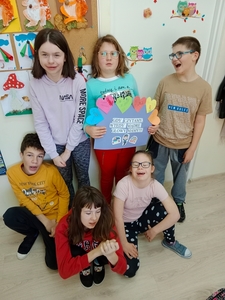 Klasa 5 uz prezentuje plakat promujący czytelnictwo „Gdy czytamy, wtedy mądre głowy mamy”.