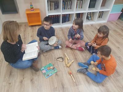 Na zdjęciu Pani Ania ze swoim oddziałem. Dzieci trzymają w rękach instrumenty