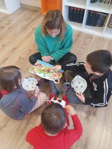 Pani Ania czyta dzieciom wiersz „Kotek”. Wszyscy uważnie słuchają i prezentują wykonane miseczki.