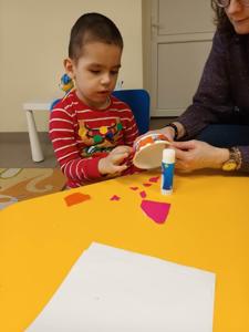 Piotruś wykleja miseczkę.