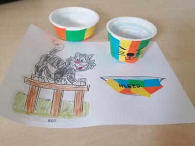 Praca plasyczna, kotek i jego miseczka.