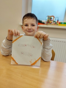 Jaś prezentuje swoją chusteczkę