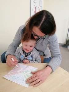 Pani Agnieszka pomaga chłopaczkowi ozdobić chusteczkę