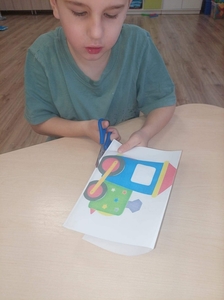 Mateusz wycina lokomotywę.