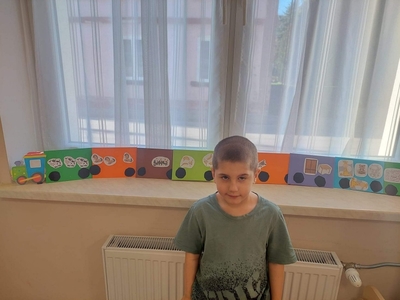 Mateusz a w tle Lokomotywa i wagony.