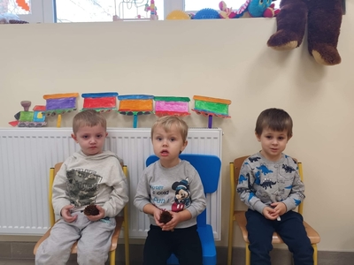 Oddział Pani Natalii. Przedszkolaczki a w tle lokomotywa i wagony.