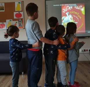 Dzieci oglądają „Lokomotywę” i robią pociąg