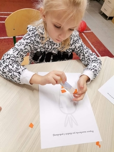 Zosia wykleja marchewkę.