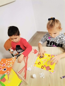 Piotruś i Zuzia wykonują prace przedstawiające chusteczkę.