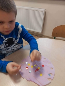 Mikołaj i jego chusteczka. Przykleja kwiatuszki.